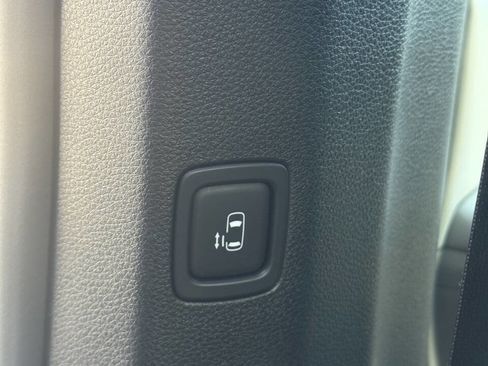 Used 2023 Kia Carnival LX image 20