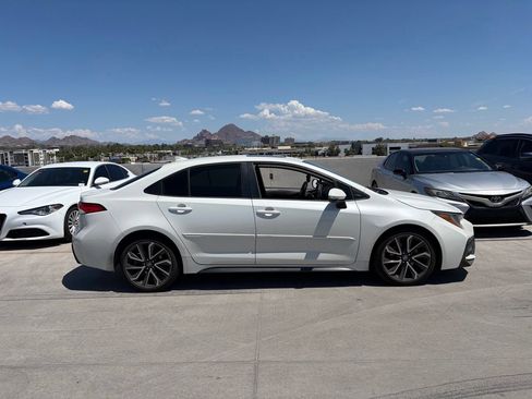 Used 2020 Toyota Corolla SE w/ SE Premium Package FWD image 2