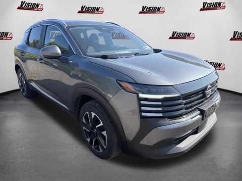 Used 2025 Nissan Kicks SV w/ SV Premium Package AWD/4WD image 3