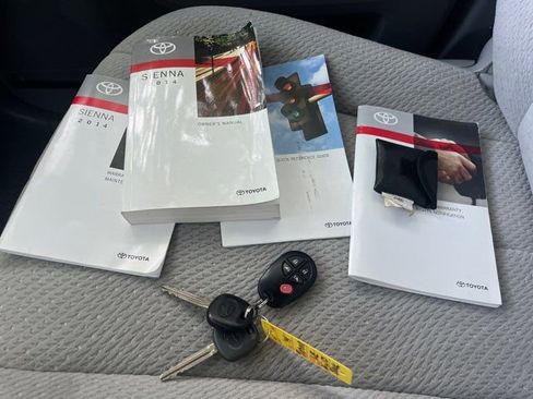Used 2014 Toyota Sienna LE AWD/4WD image 31