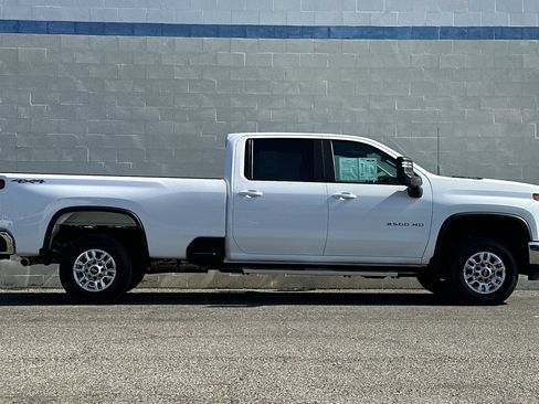 Used 2025 Chevrolet Silverado 2500 LT w/ Convenience Package AWD/4WD image 3