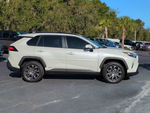 Used 2022 Toyota RAV4 XLE Premium image 4