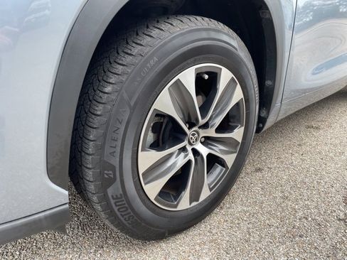 Used 2023 Toyota Highlander L image 10