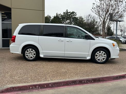 Used 2018 Dodge Grand Caravan SE w/ UConnect Hands-Free Group image 7