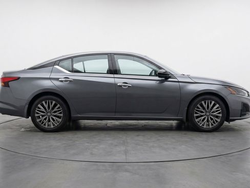 Used 2025 Nissan Altima 2.5 SV image 11