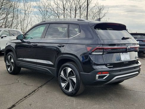 Used 2025 Volkswagen Taos SE w/ Panoramic Sunroof Package image 4