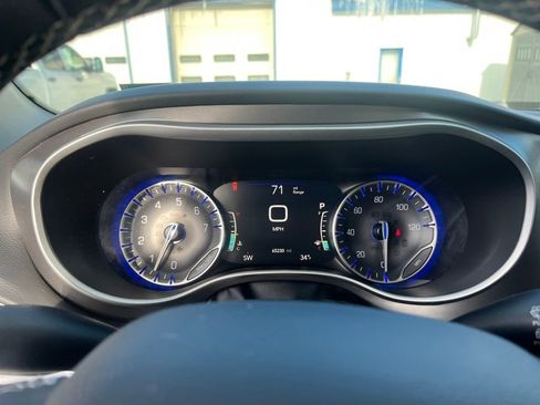 Used 2024 Chrysler Pacifica Touring-L image 21