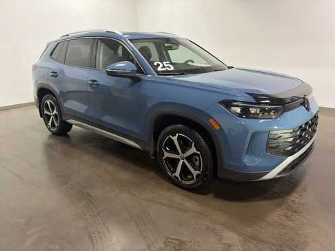 Certified 2025 Volkswagen Tiguan SE AWD/4WD image 2