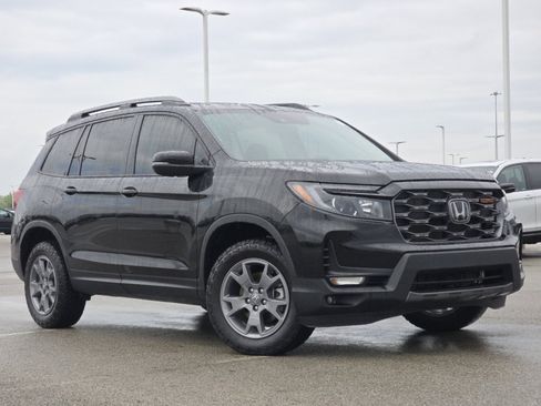 Used 2025 Honda Passport TrailSport image 2