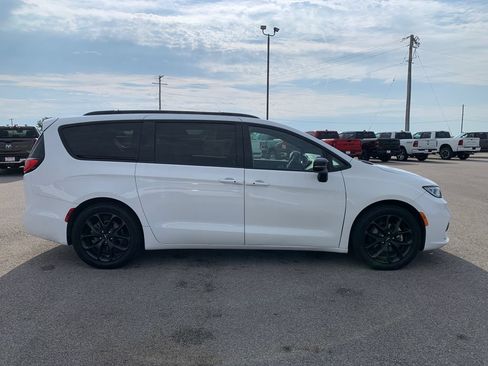 Used 2025 Chrysler Pacifica Limited FWD image 11
