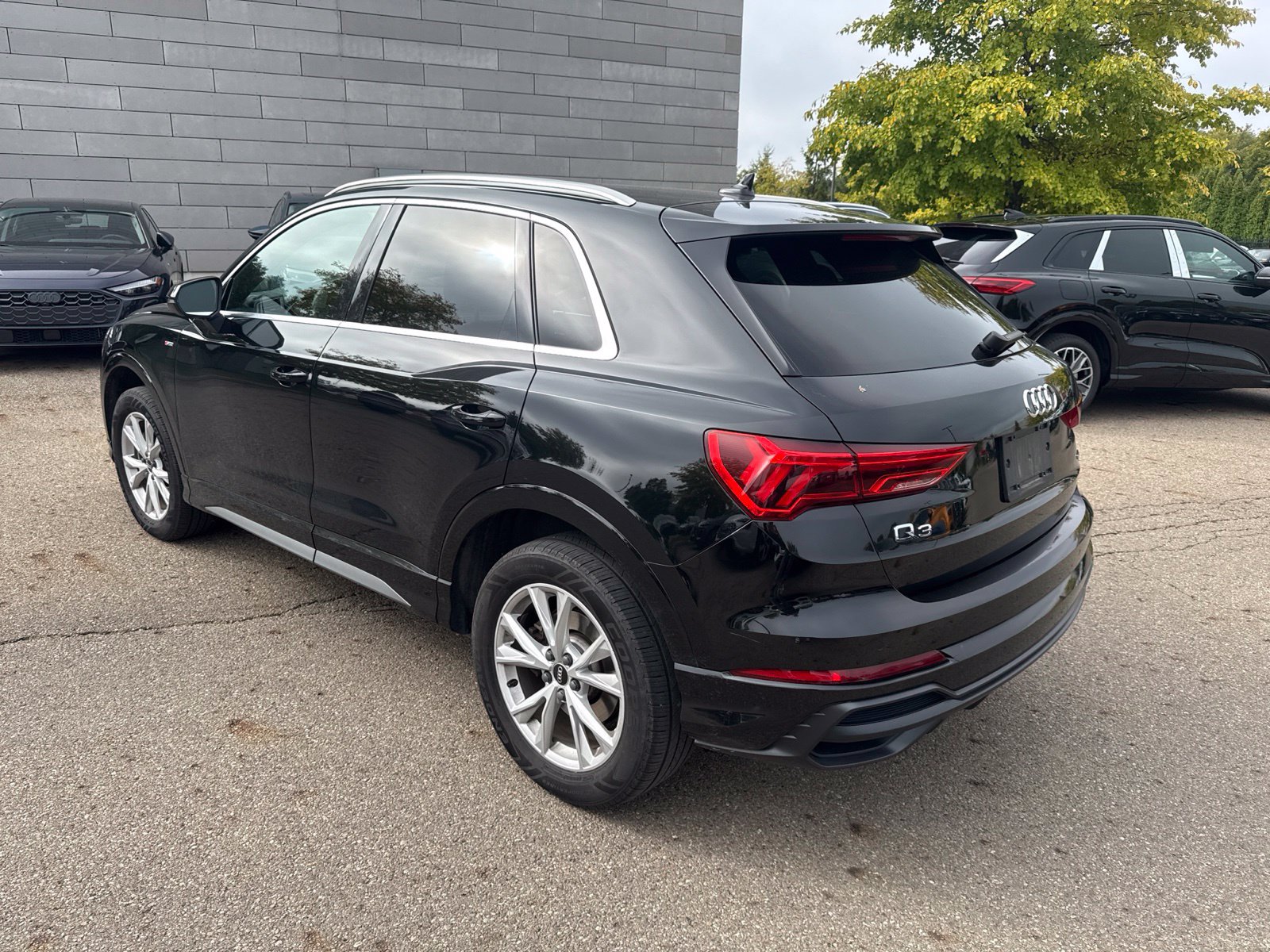 Used 2022 Audi Q3 2.0T Premium w/ Convenience Package AWD/4WD image 3