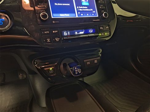 Used 2022 Toyota Prius LE image 15