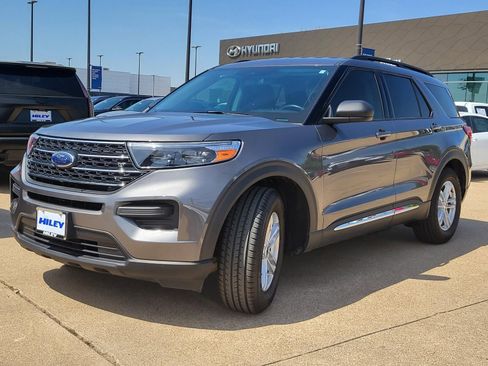 Used 2021 Ford Explorer XLT image 2