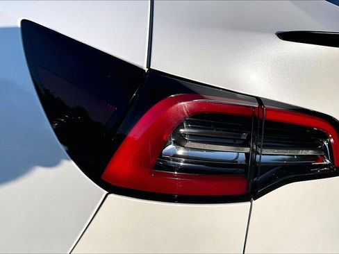 Used 2021 Tesla Model Y Long Range AWD/4WD image 27