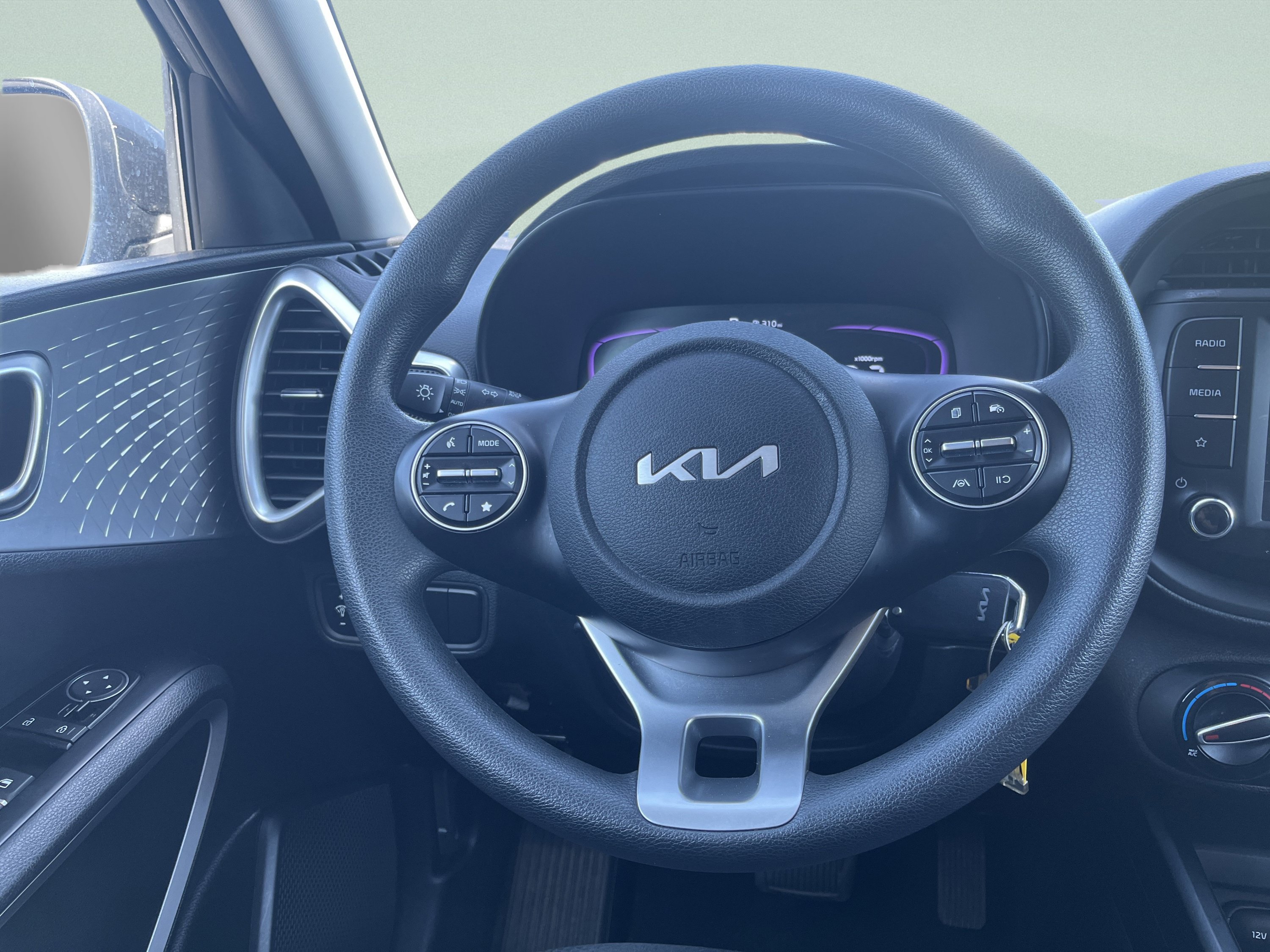 Used 2025 Kia Soul LX w/ LX Technology Package FWD image 24