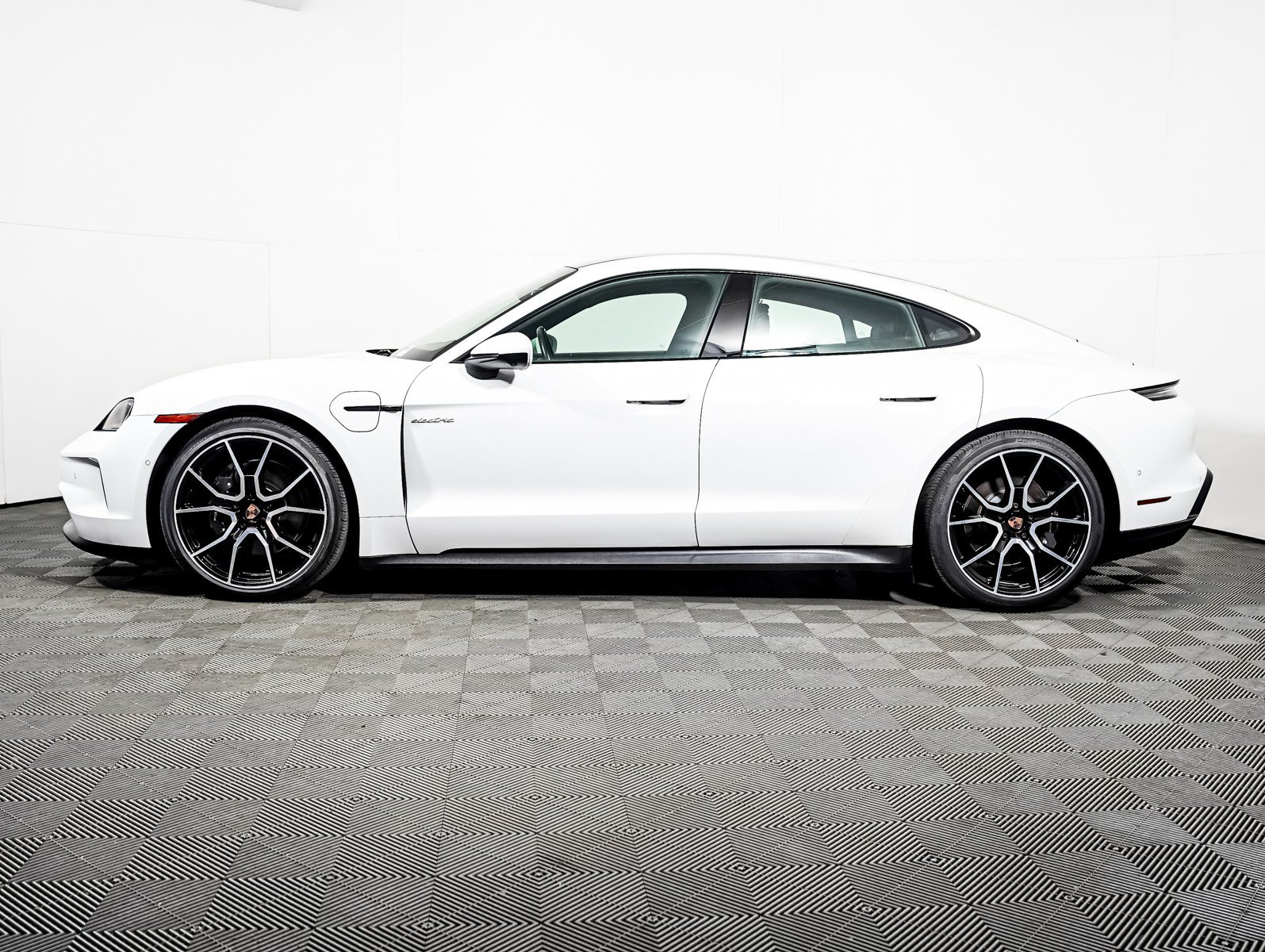 Certified 2025 Porsche Taycan w/ Premium Package RWD image 2