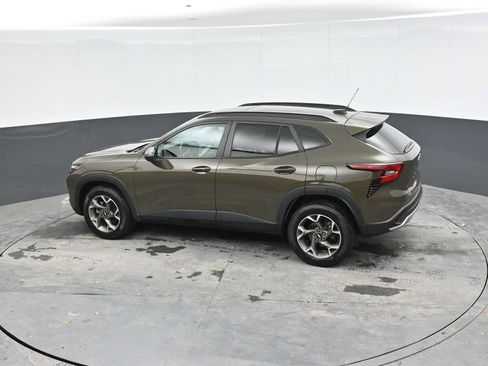 Used 2024 Chevrolet Trax LT w/ Sunroof Package FWD image 13