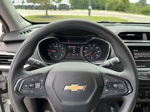Used 2022 Chevrolet TrailBlazer LT w/ Confidence II Package FWD image 19