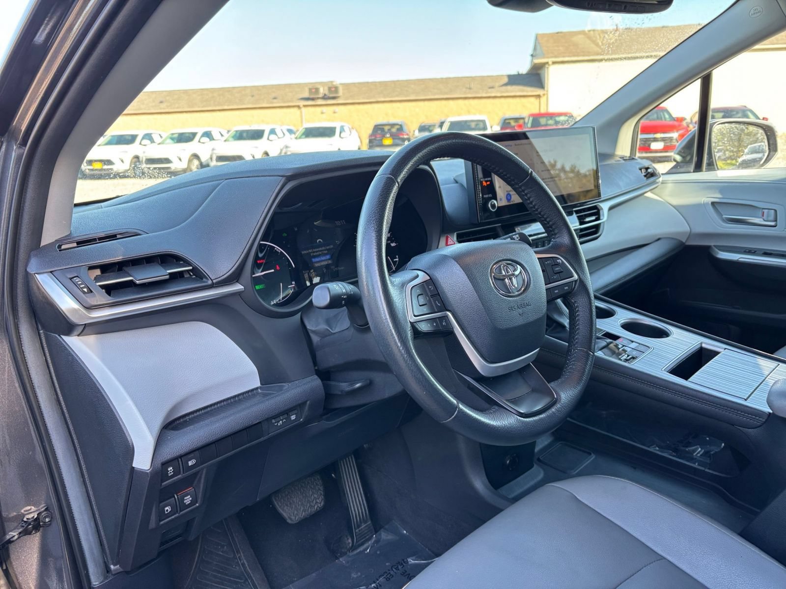 Used 2025 Toyota Sienna XLE FWD image 37