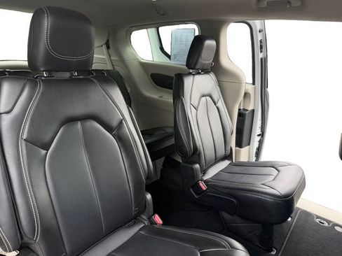 Used 2024 Chrysler Pacifica Touring-L FWD image 19