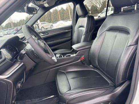 Used 2024 Jeep Grand Cherokee Limited image 7