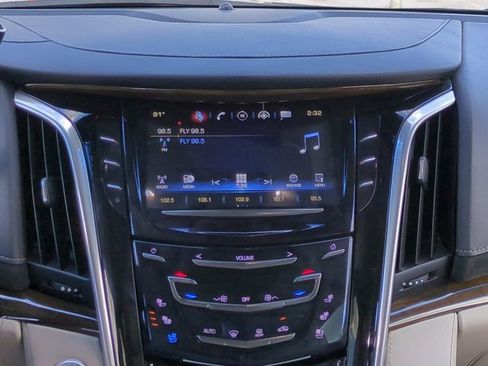 Used 2019 Cadillac Escalade ESV Premium Luxury image 17