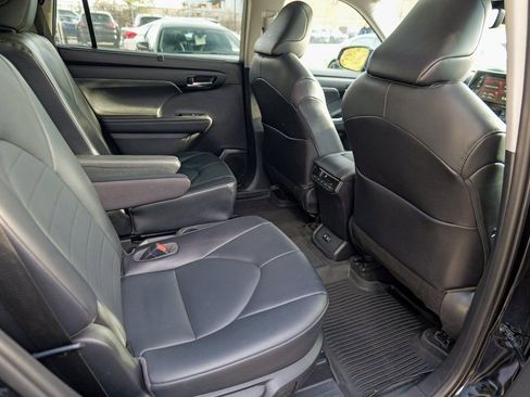 Used 2020 Toyota Highlander XLE image 27
