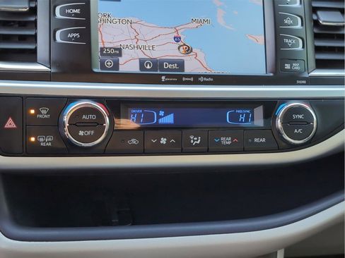 Used 2019 Toyota Highlander XLE image 19