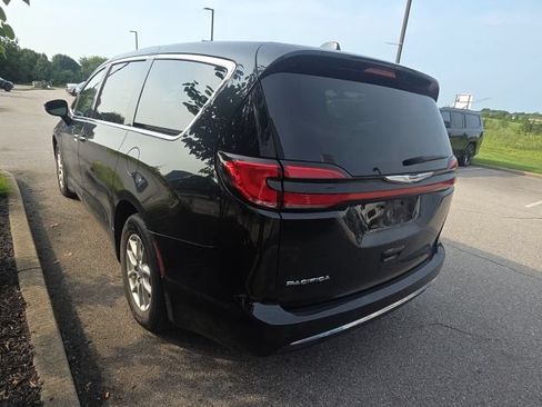 Used 2023 Chrysler Pacifica Touring-L FWD image 8