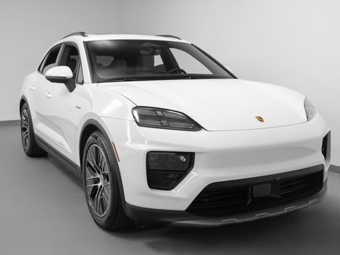 Used 2025 Porsche Macan Electric image 16