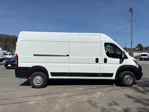Used 2024 RAM ProMaster 2500 w/ Convenience Group FWD image 12