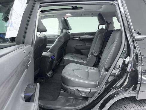 Used 2020 Toyota Highlander Platinum AWD/4WD image 16