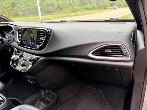 Used 2025 Chrysler Pacifica Select FWD image 13