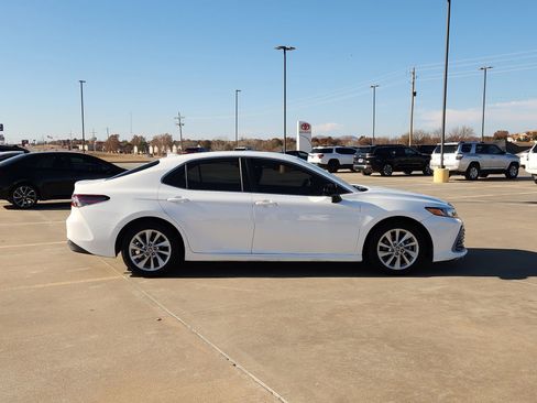 Used 2022 Toyota Camry LE image 7