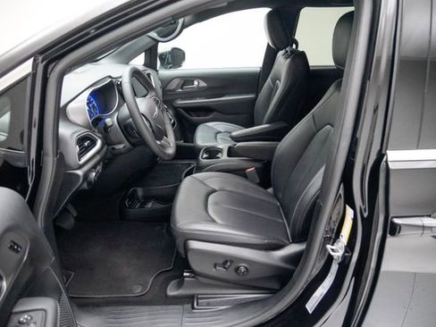 Used 2025 Chrysler Pacifica Select image 15