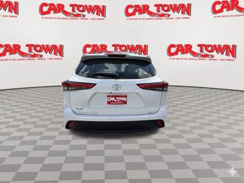 Used 2022 Toyota Highlander XLE FWD image 18