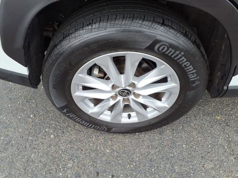 Certified 2022 Toyota Corolla Cross LE image 7