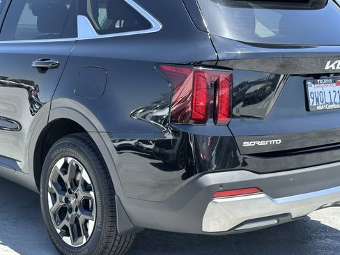 Used 2025 Kia Sorento S w/ Panoramic Sunroof Package FWD image 5