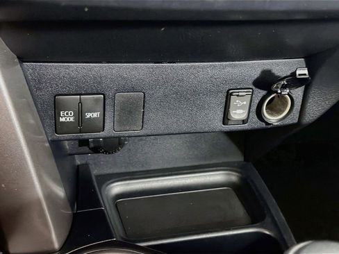 Used 2016 Toyota RAV4 LE FWD image 18