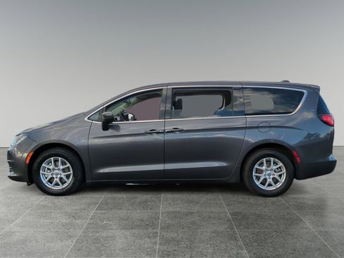 Used 2023 Chrysler Voyager LX FWD image 2