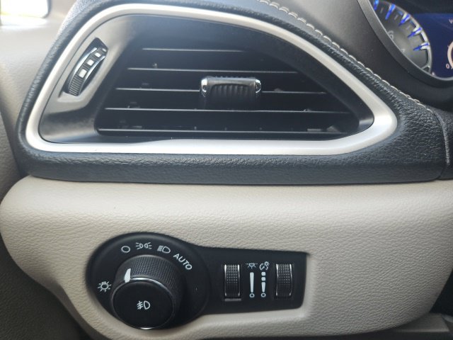 Used 2024 Chrysler Pacifica Touring-L FWD image 20
