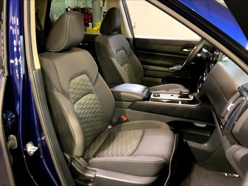 Used 2022 Nissan Pathfinder SV w/ SV Premium Package image 8