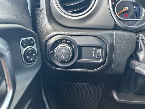Used 2023 Jeep Gladiator Sport AWD/4WD image 19