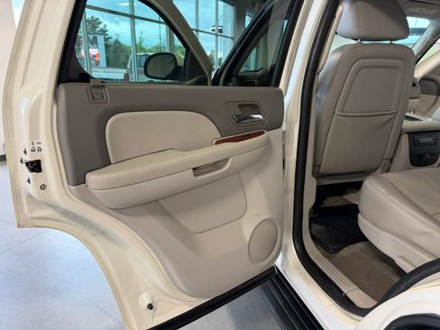 Used 2011 GMC Yukon SLT w/ SLT-2 Equipment Package AWD/4WD image 16