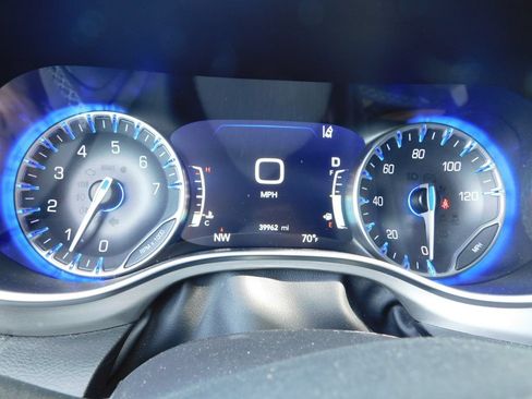 Used 2024 Chrysler Pacifica Limited w/ S Appearance Package FWD image 13
