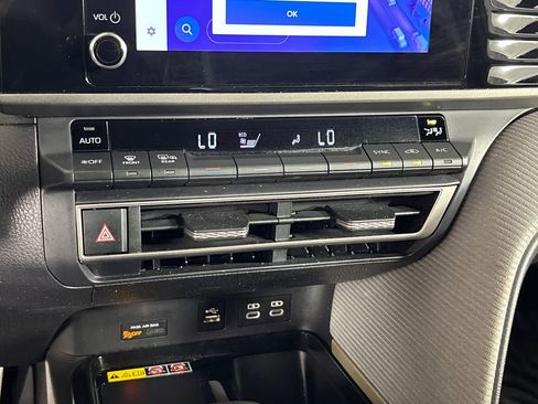 Used 2025 Toyota Camry SE w/ Convenience Package image 21