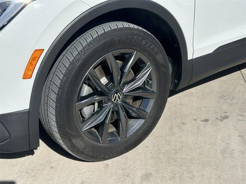 Used 2022 Volkswagen Tiguan SE image 9