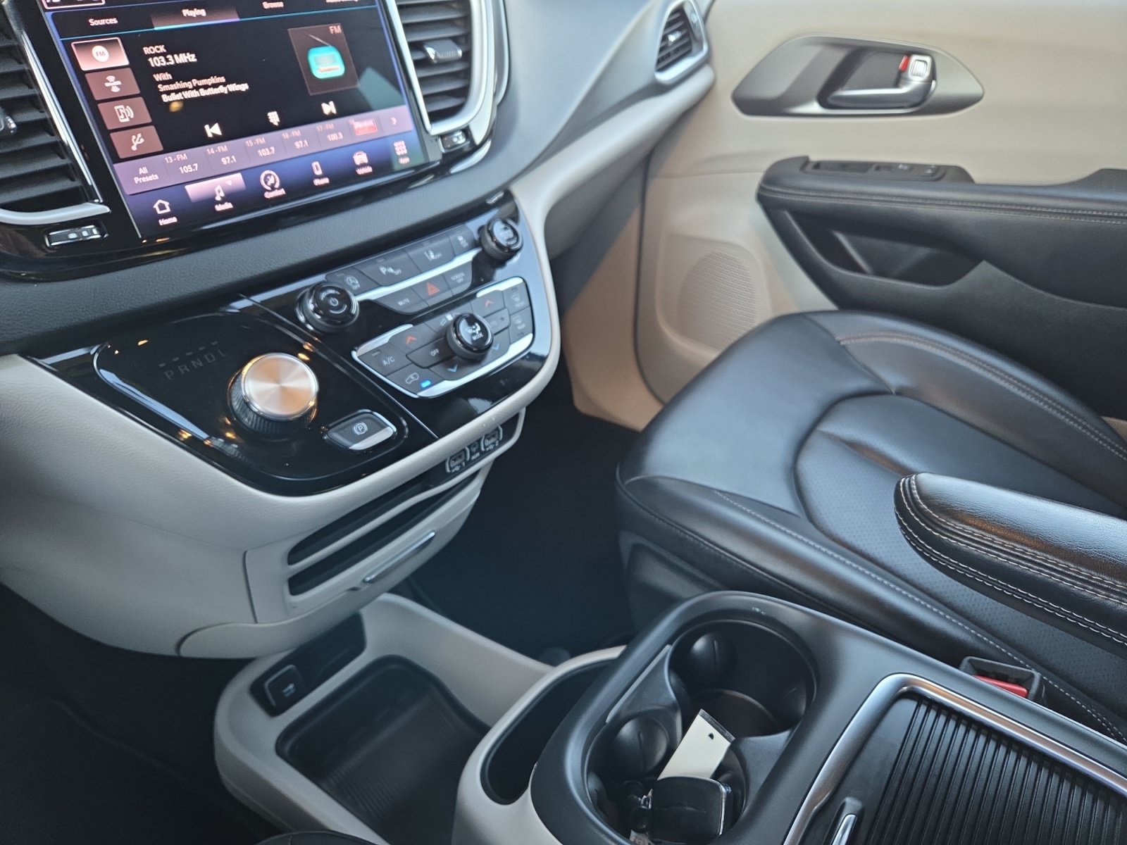Used 2023 Chrysler Pacifica Touring-L FWD image 14
