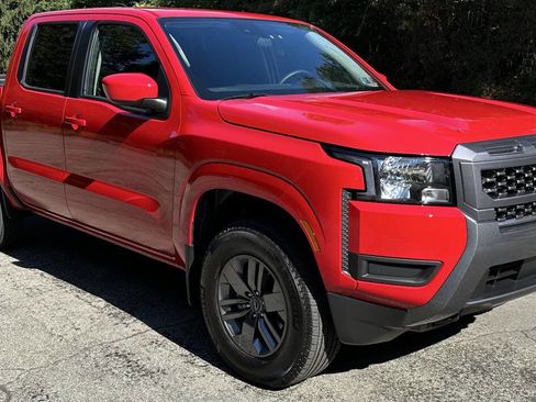 Used 2025 Nissan Frontier SV image 1