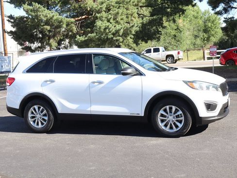 Used 2016 Kia Sorento LX AWD/4WD image 2